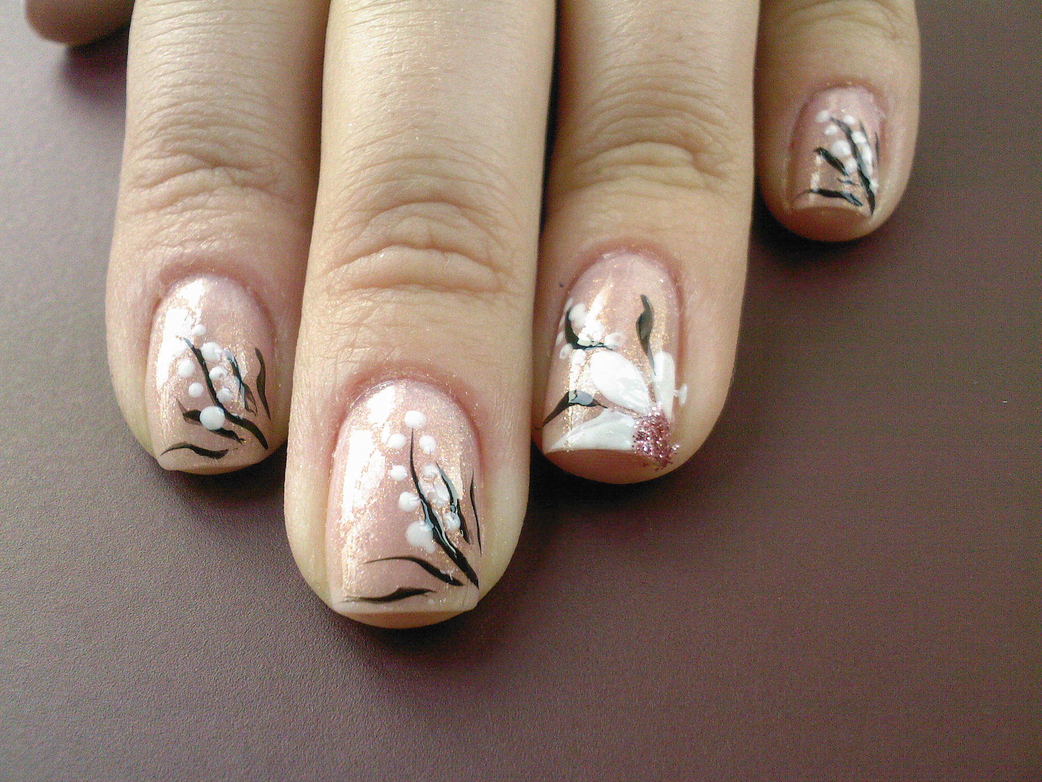 Бежевые ногти с листочками